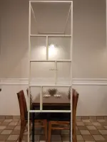 반투명 유리 파티션으로 완성한 프라이빗 좌석